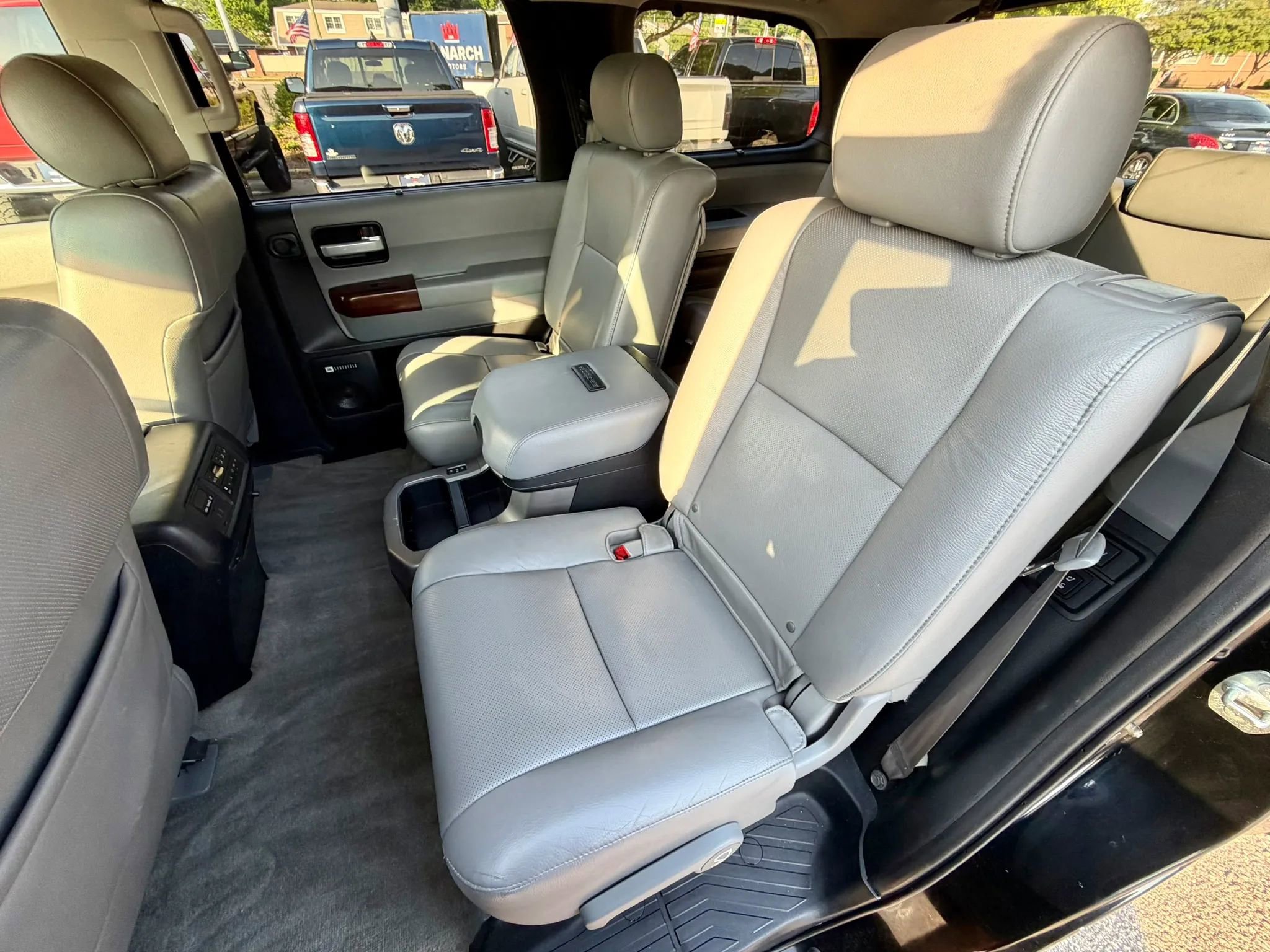 Used 2011 Toyota Sequoia Platinum AWD/4WD image 9