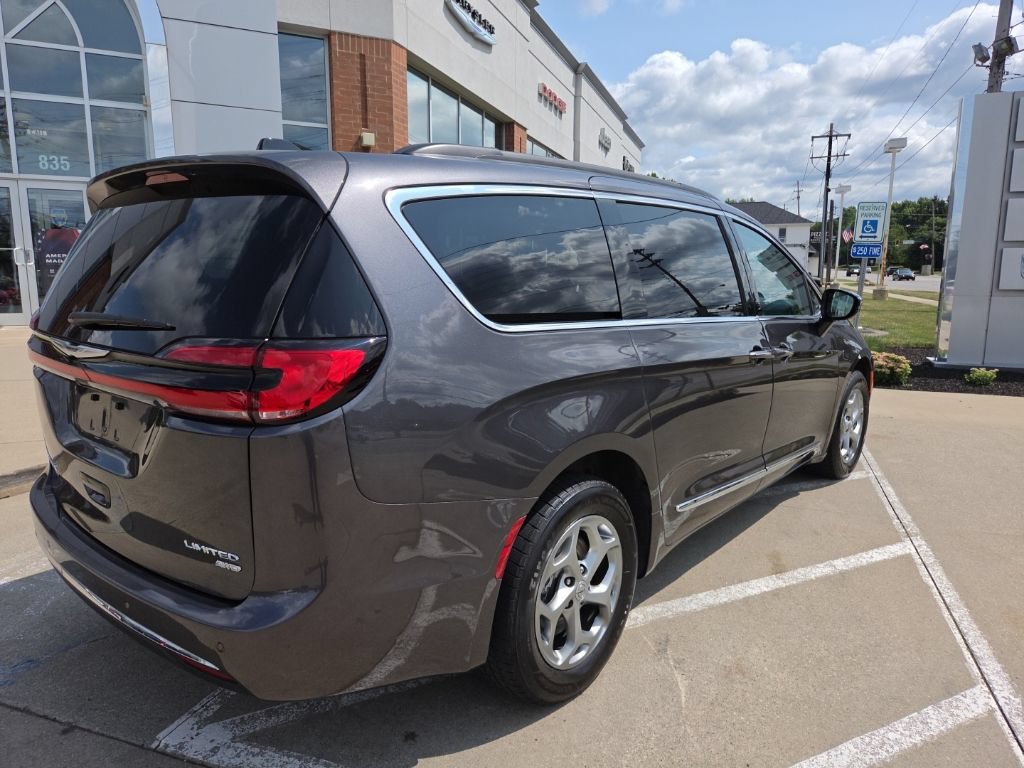 Certified 2023 Chrysler Pacifica Limited w/ Uconnect Theater Family Group AWD/4WD image 11