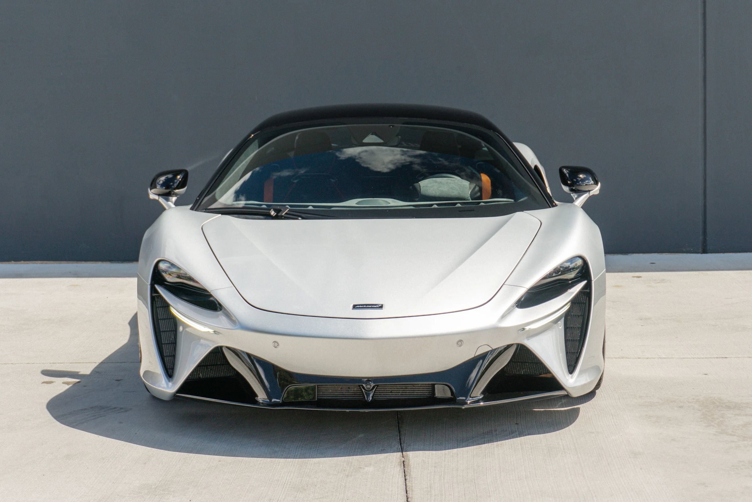 Used 2023 McLaren Artura RWD image 5