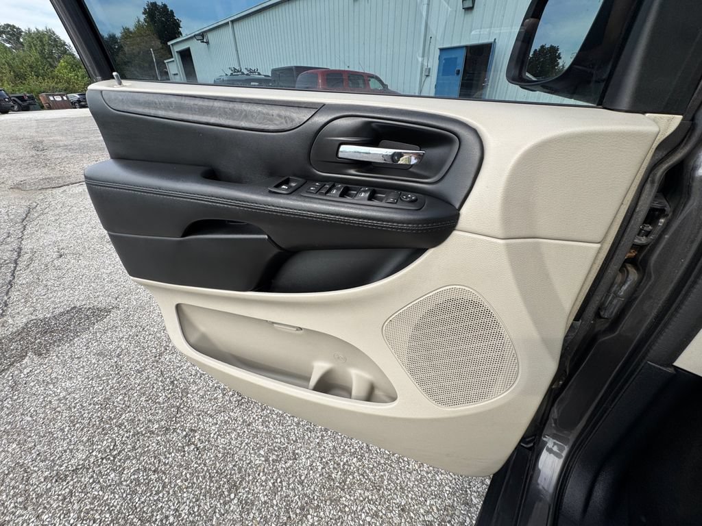 Used 2018 Dodge Grand Caravan SE w/ UConnect Hands-Free Group FWD image 25