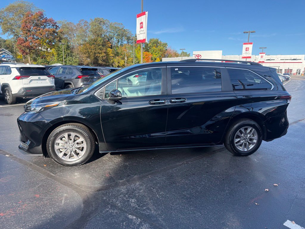 Used 2026 Toyota Sienna XLE FWD image 3