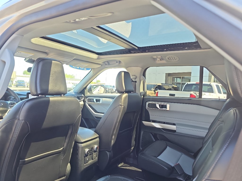 Used 2023 Ford Explorer XLT w/ Equipment Group 202A AWD/4WD image 18