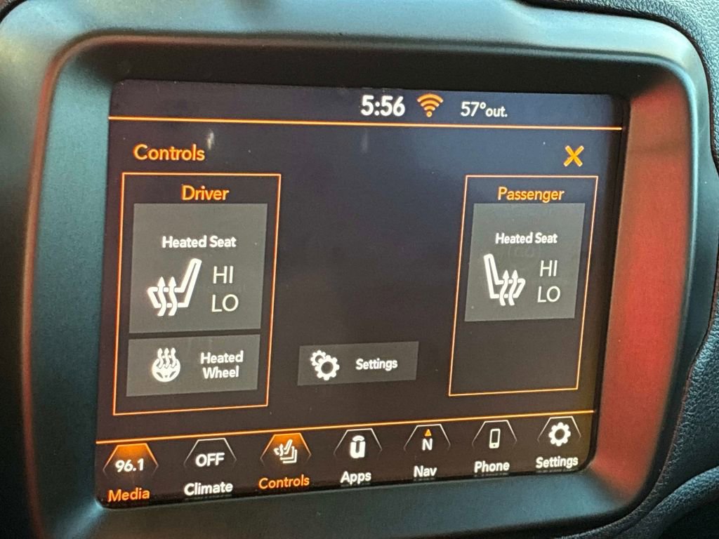 Certified 2023 Jeep Renegade Latitude w/ Premium Group AWD/4WD image 30