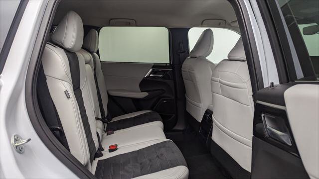 Used 2025 Mitsubishi Outlander SE image 17