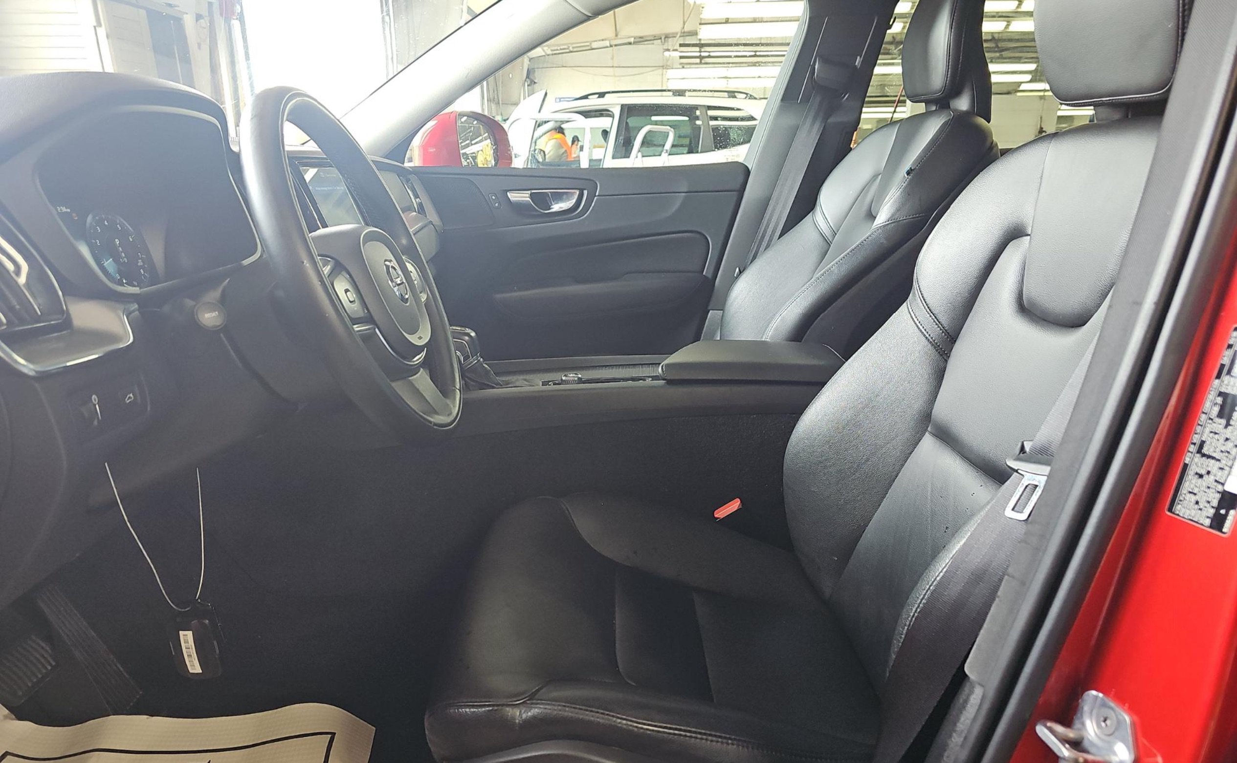 Used 2019 Volvo XC60 T5 Momentum w/ Protection Package AWD/4WD image 5