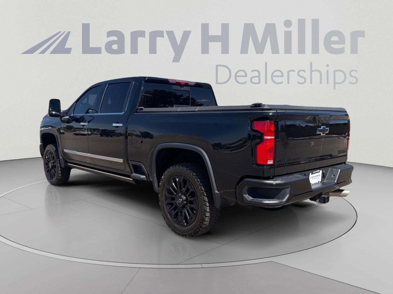 Used 2025 Chevrolet Silverado 2500 High Country w/ High Country Premium Package AWD/4WD image 4