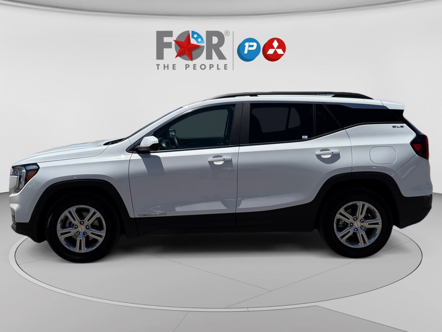Used 2024 GMC Terrain SLE w/ Driver Convenience Package FWD image 2