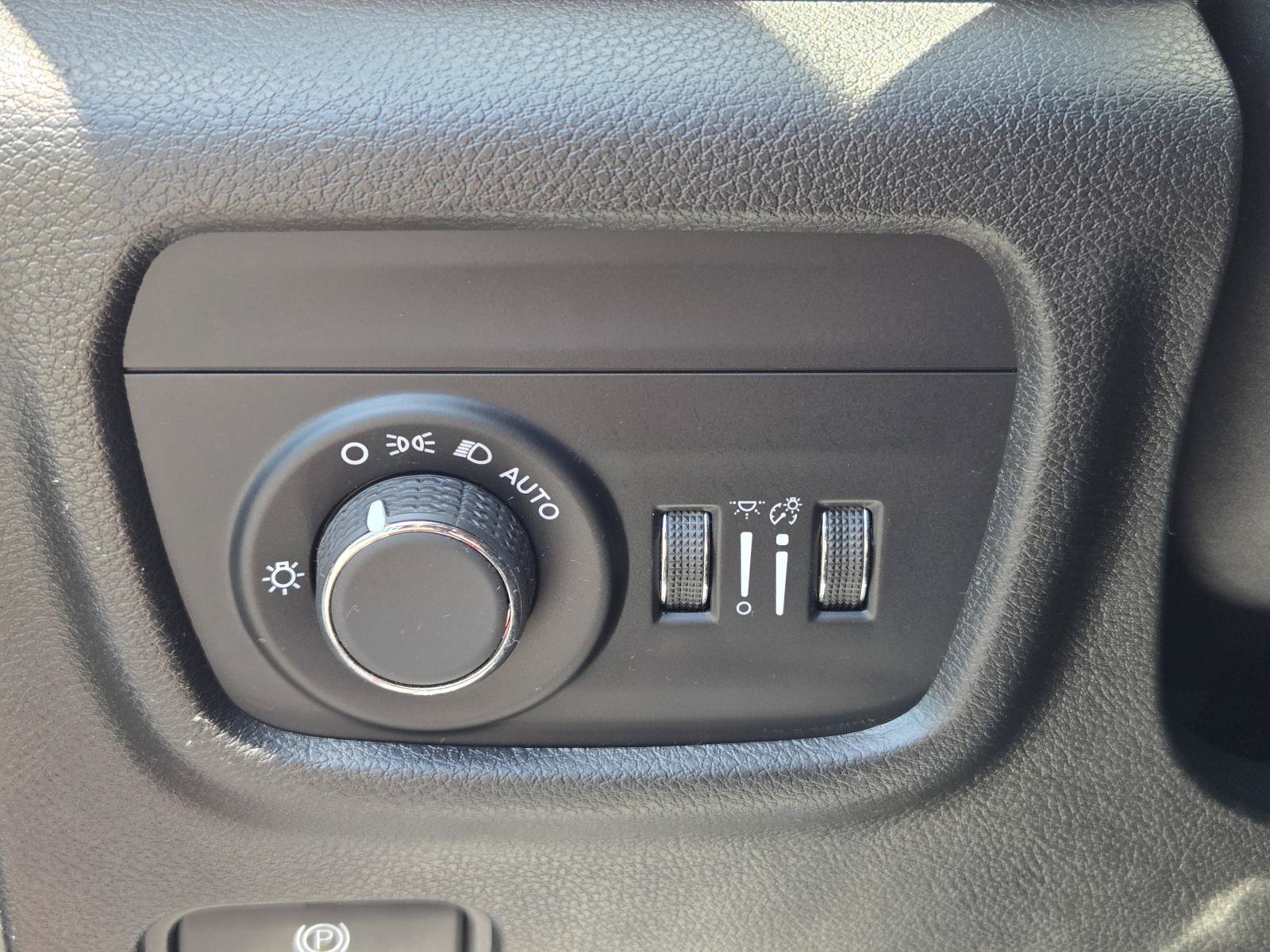 Used 2023 Jeep Grand Cherokee Laredo RWD image 18