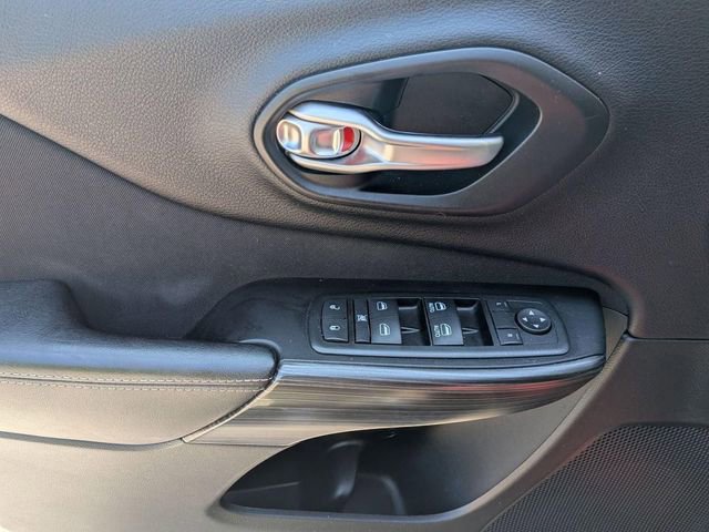 Used 2015 Jeep Cherokee Latitude w/ Comfort/Convenience Group AWD/4WD image 14