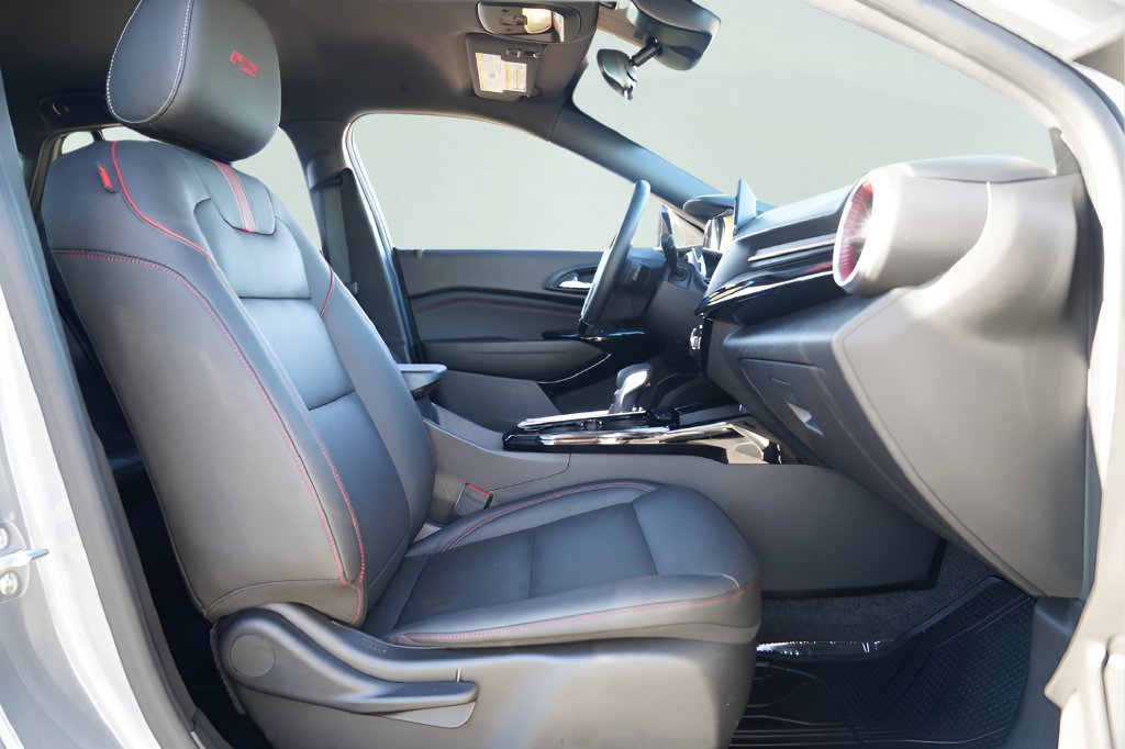 Used 2025 Chevrolet Trax RS w/ Driver Confidence Package FWD image 23