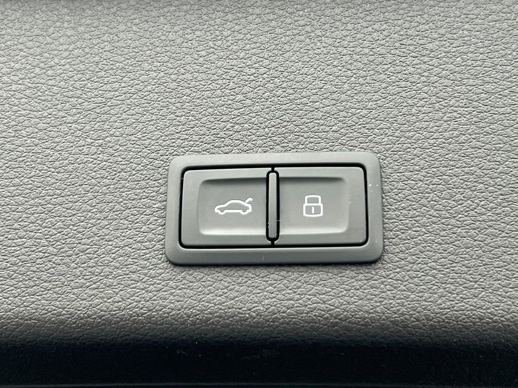 Certified 2022 Audi e-tron Premium w/ Convenience Plus Package image 18