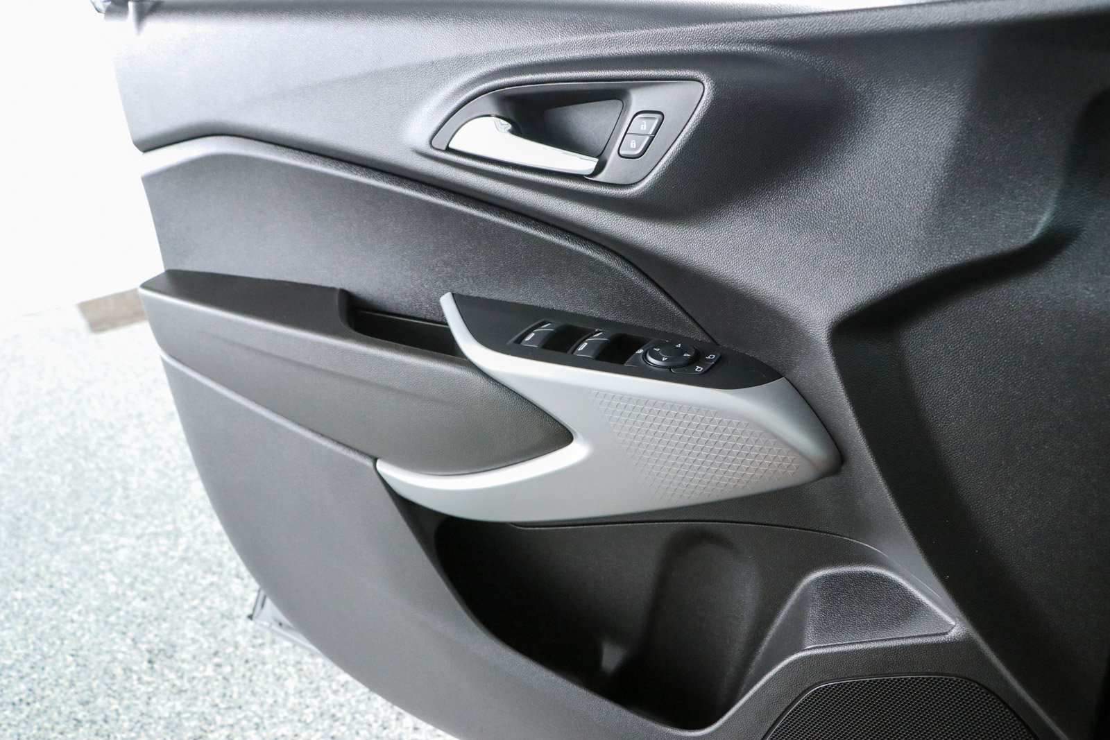 Used 2024 Chevrolet Trax RS w/ Sunroof Package FWD image 22