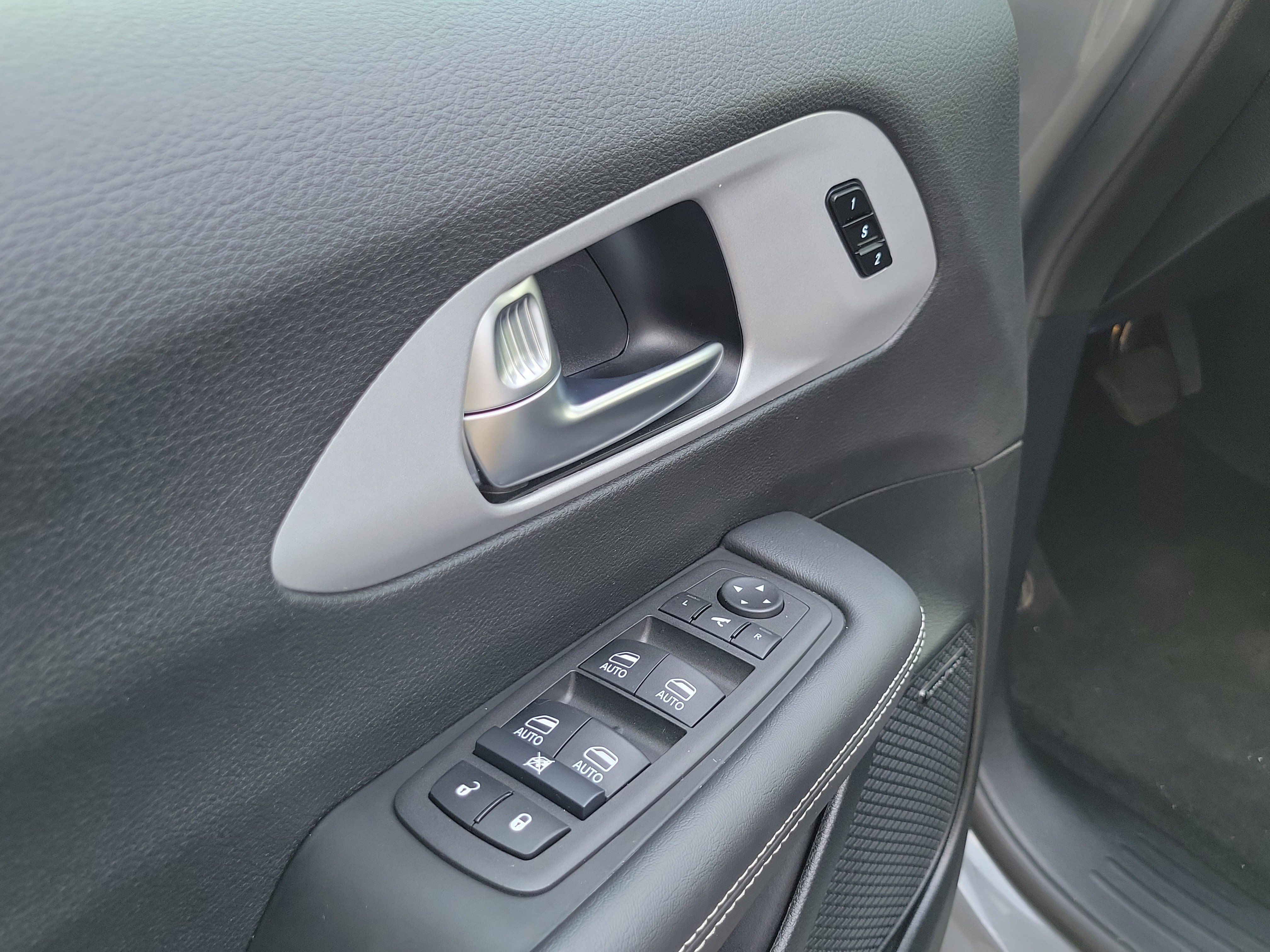 Used 2025 Chrysler Pacifica Premium image 7