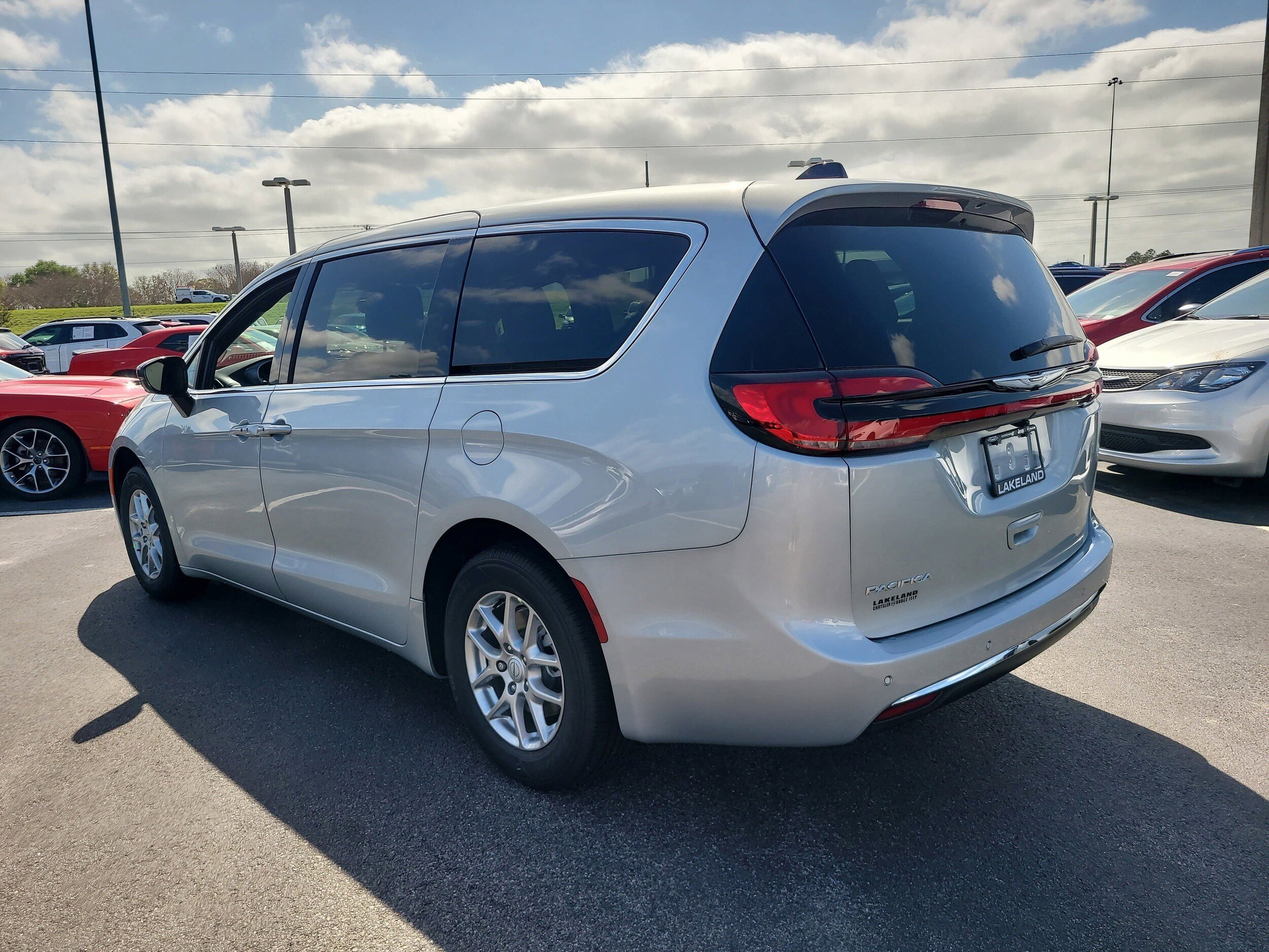 New 2026 Chrysler Pacifica Select FWD image 8