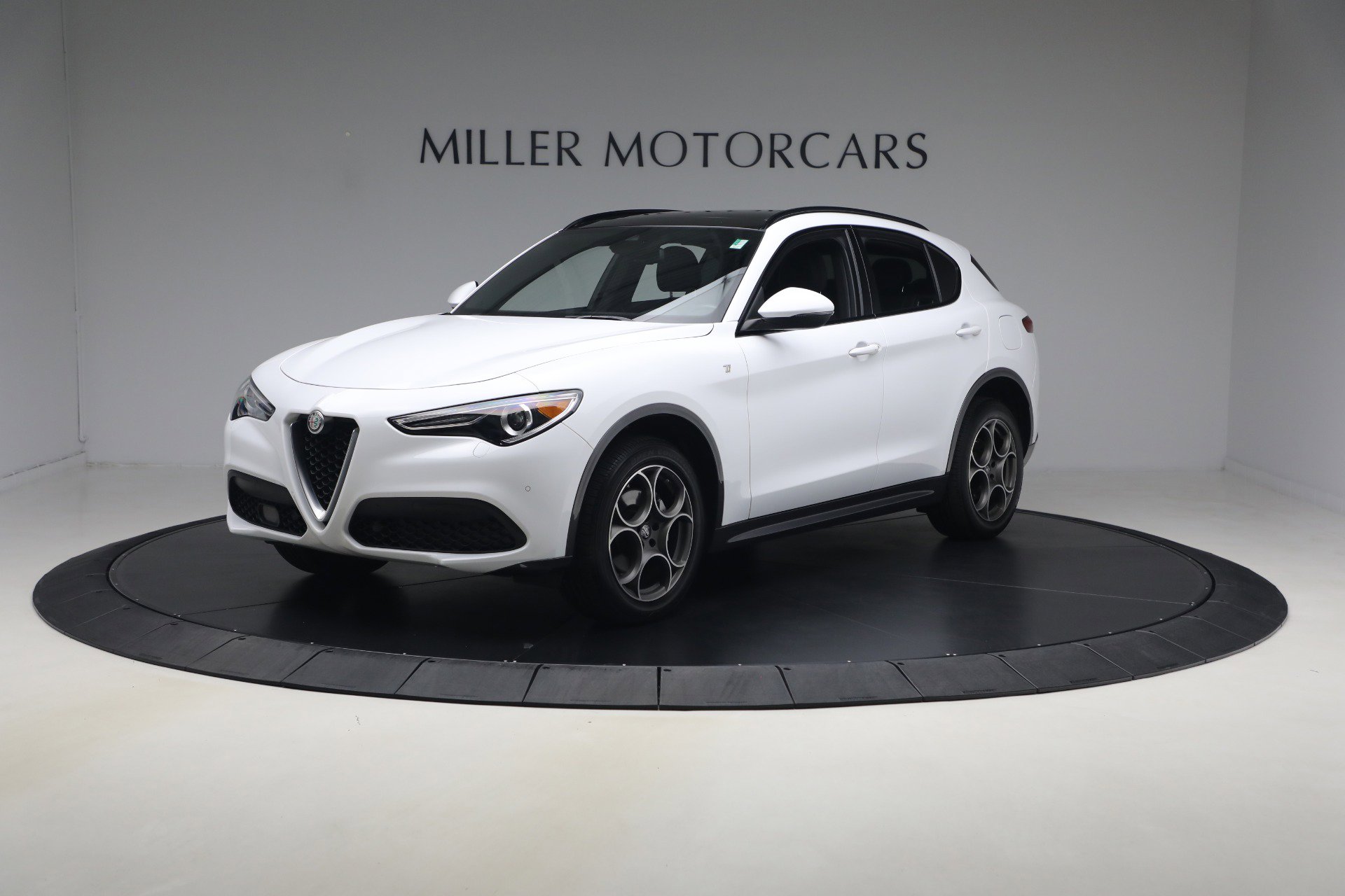 Used 2022 Alfa Romeo Stelvio Ti AWD/4WD image 2