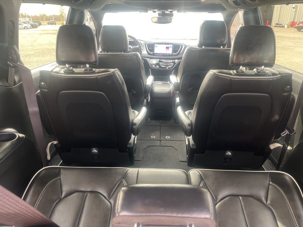 Used 2025 Chrysler Pacifica Limited image 25