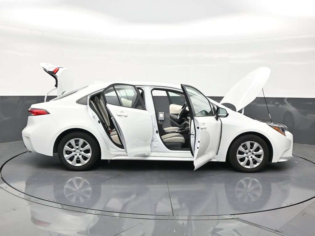 Used 2025 Toyota Corolla LE FWD image 29