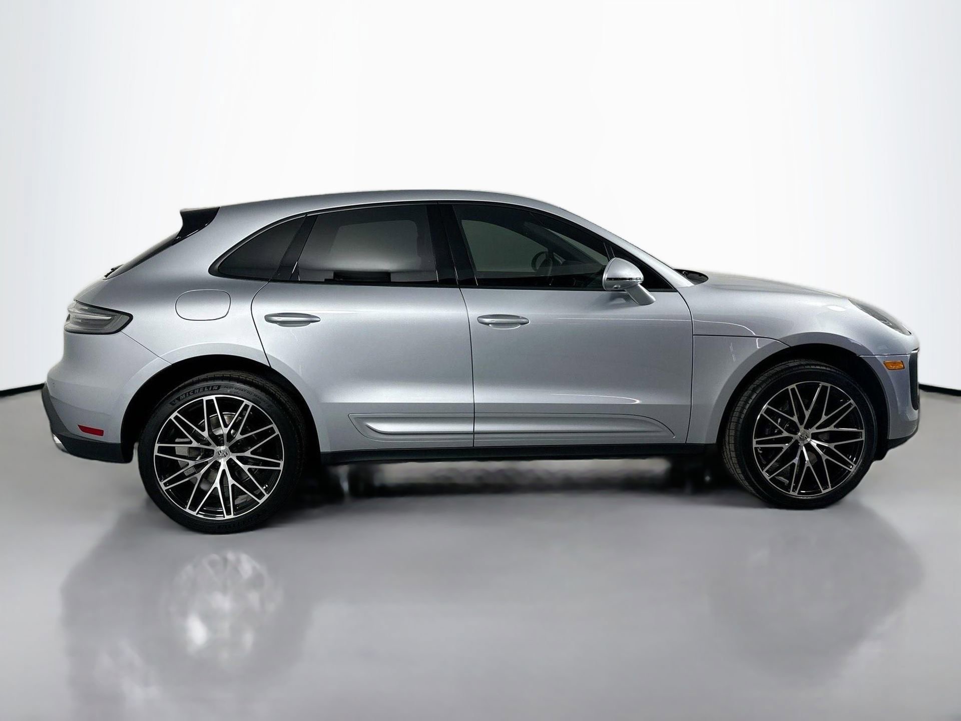 Certified 2025 Porsche Macan image 8