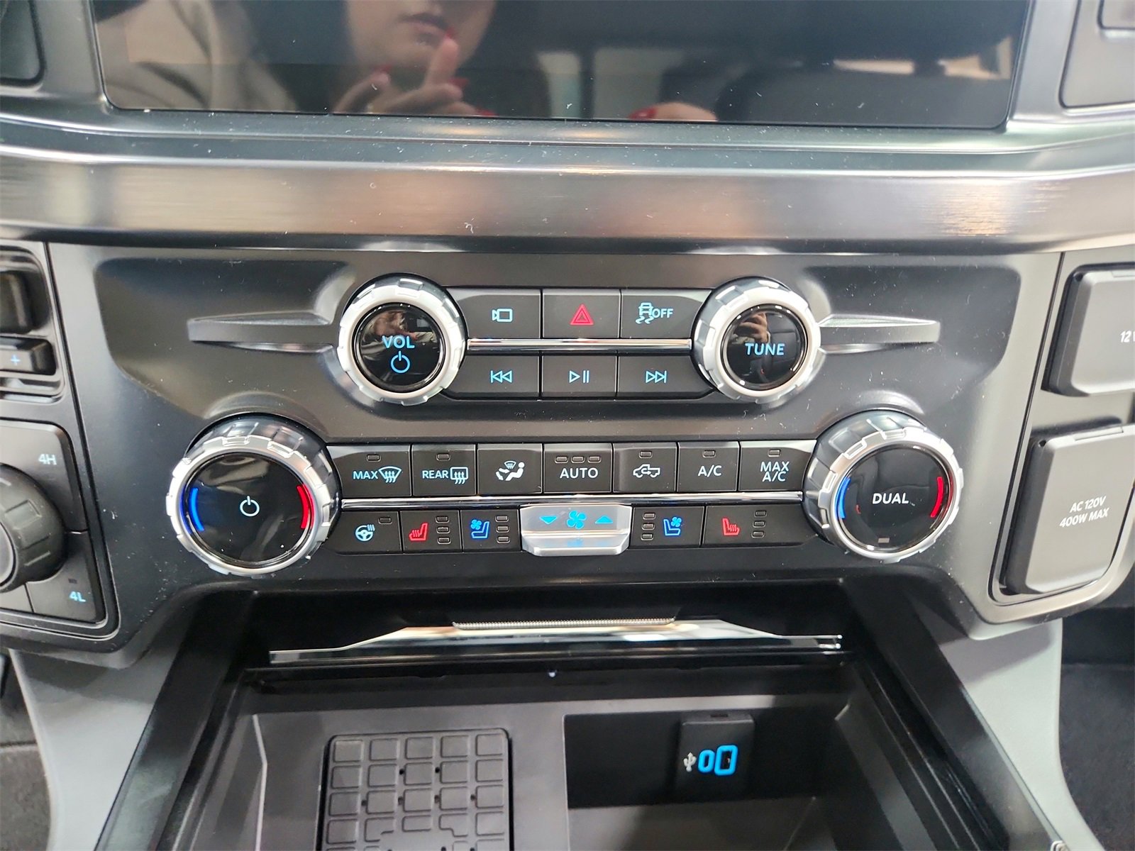 New 2026 Ford F350 Lariat w/ Black Appearance Package image 27