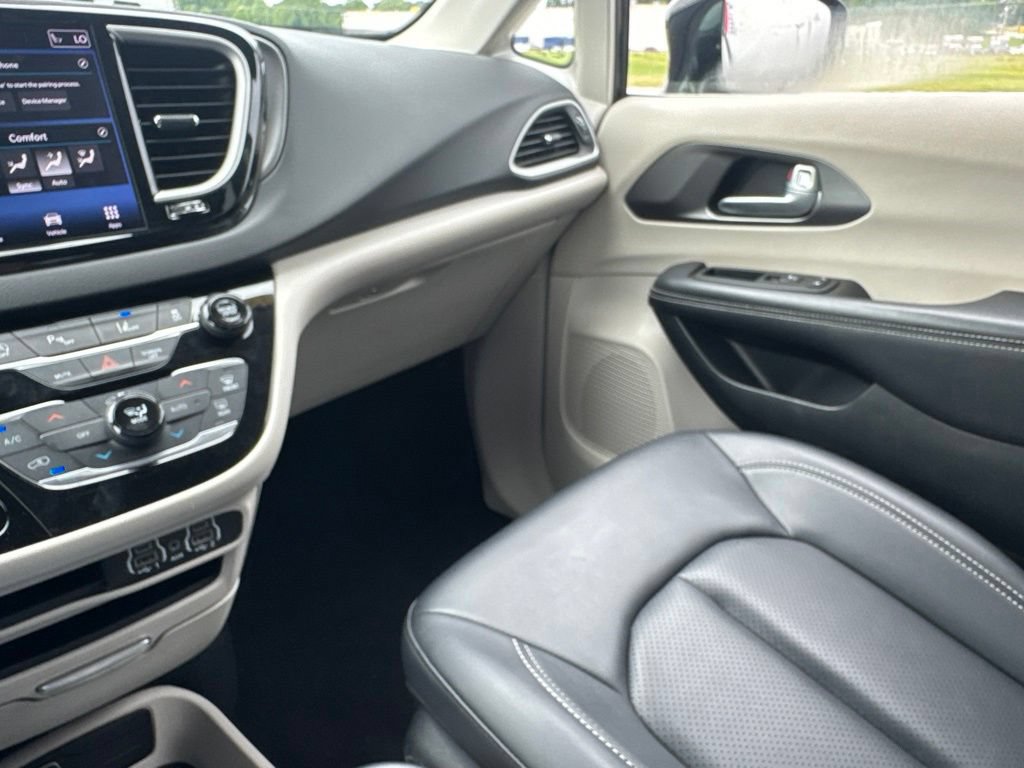 Used 2024 Chrysler Pacifica Touring-L FWD image 40