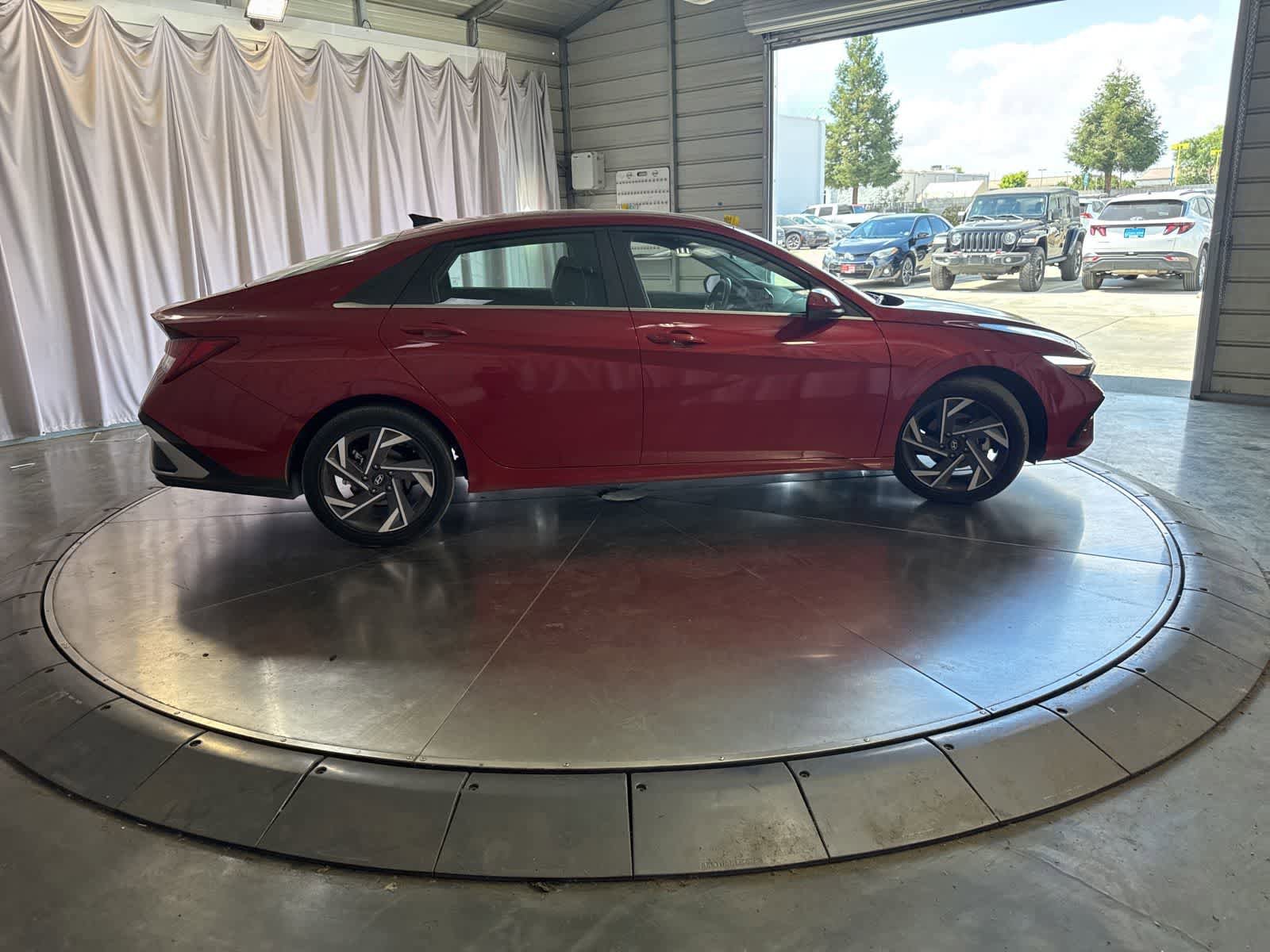 Used 2025 Hyundai Elantra SEL FWD image 4