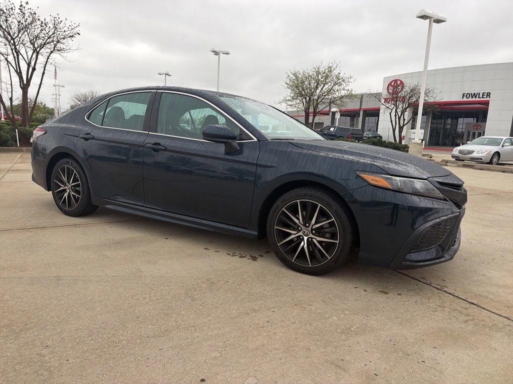 Used 2021 Toyota Camry SE image 4