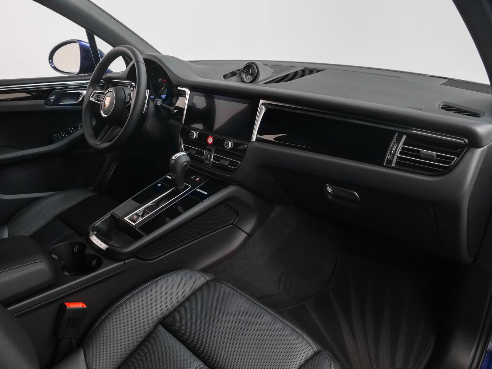 Certified 2025 Porsche Macan AWD/4WD image 17