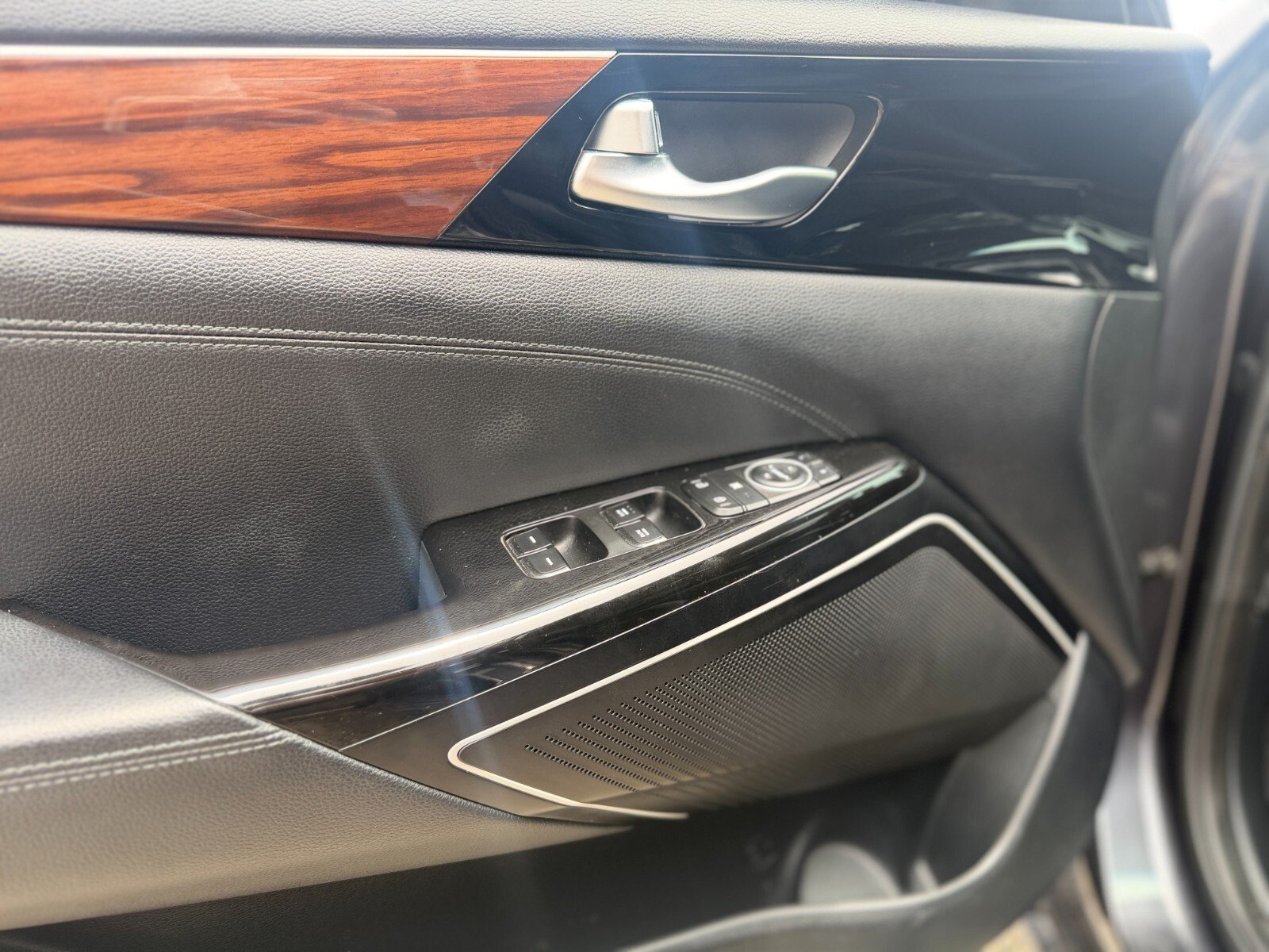 Used 2018 Kia Cadenza Premium FWD image 9