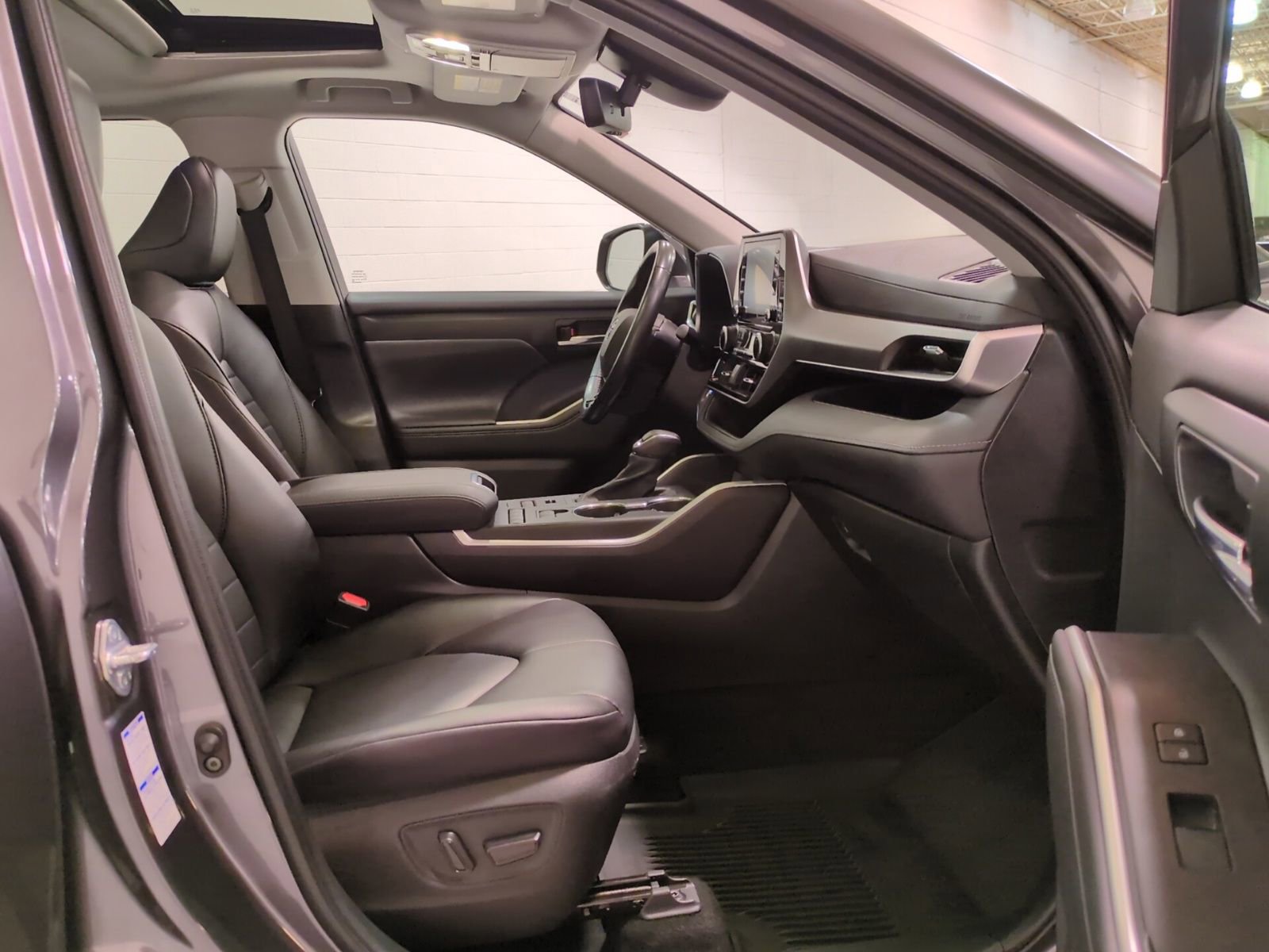 Used 2021 Toyota Highlander XLE image 9