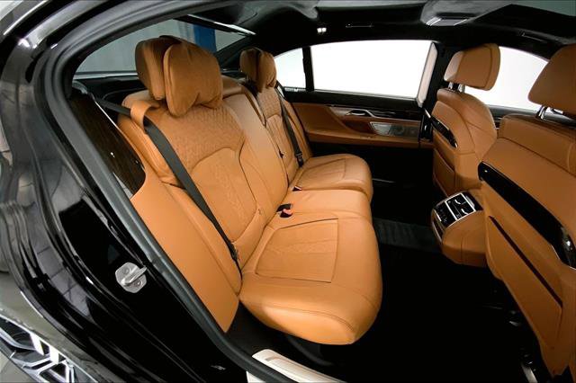 Used 2019 BMW M760i xDrive w/ Luxury Rear Seating Package image 15