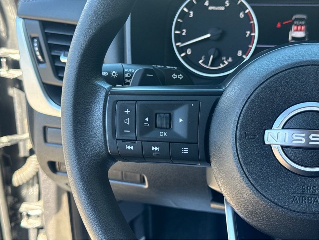 Used 2023 Nissan Rogue S image 27