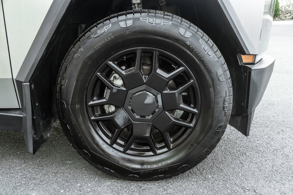 Used 2024 Tesla Cybertruck AWD Crew Cab image 5