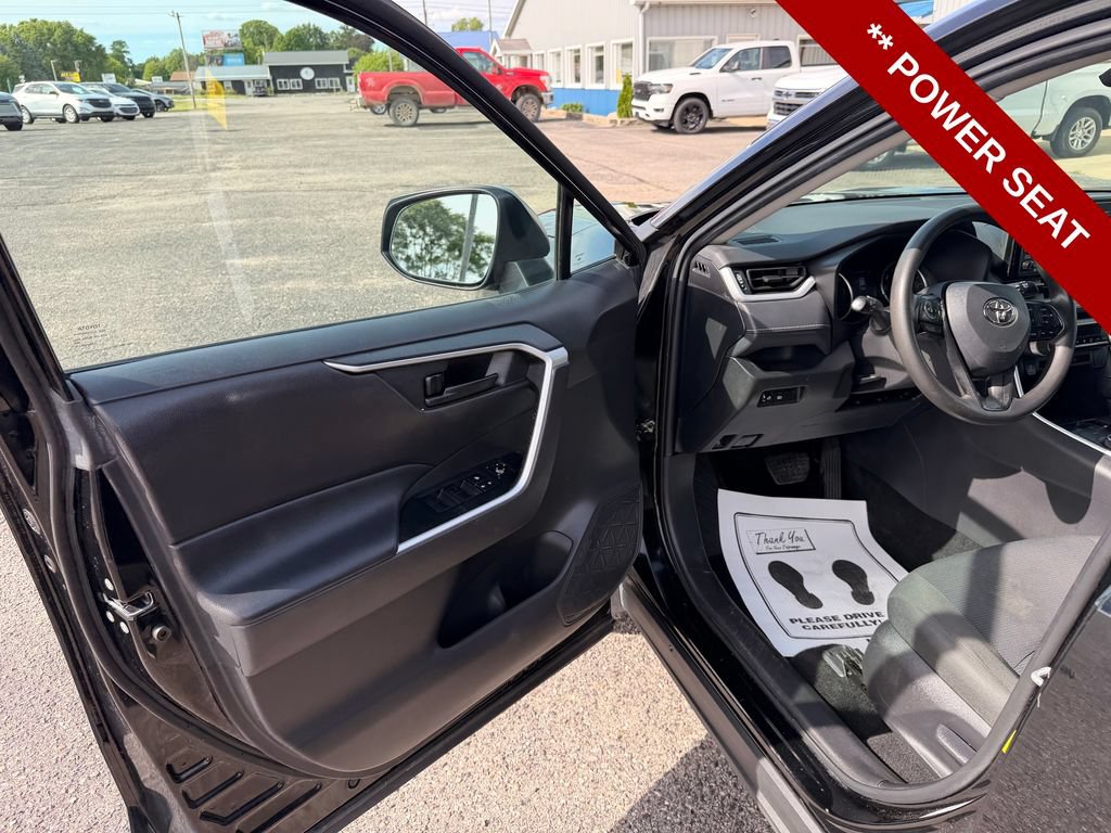 Used 2022 Toyota RAV4 LE AWD/4WD image 12