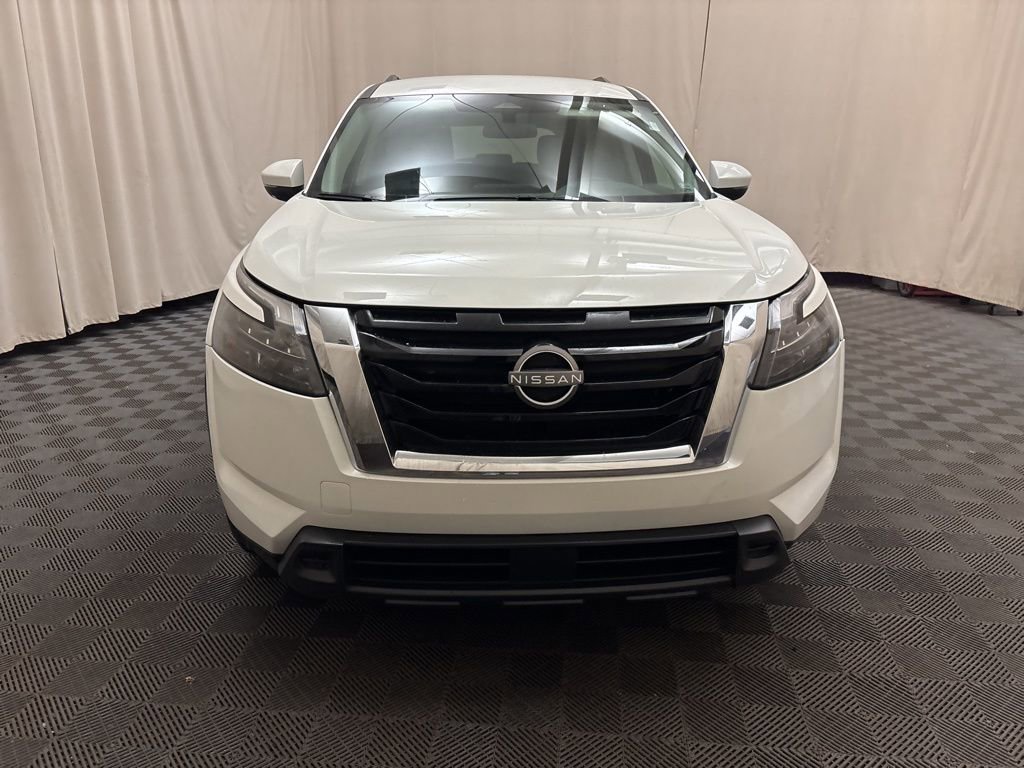 Used 2025 Nissan Pathfinder SV image 2