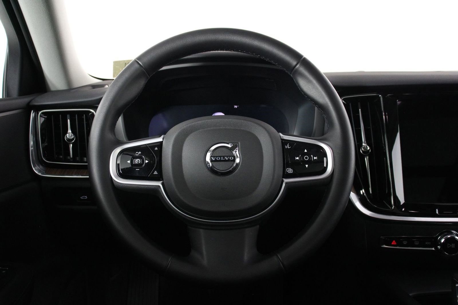 Certified 2025 Volvo V60 B5 Cross Country Plus image 8