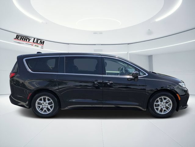 Used 2023 Chrysler Pacifica Touring-L FWD image 2