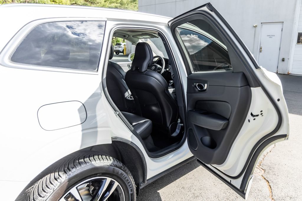 Used 2020 Volvo XC60 T6 Momentum AWD/4WD image 17