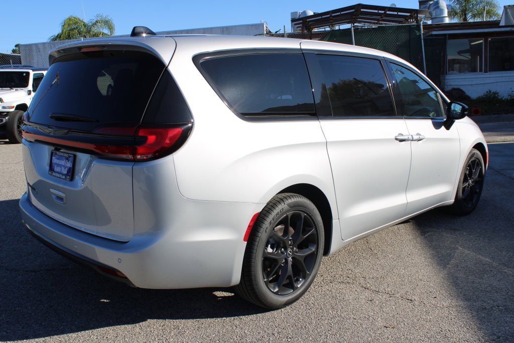 New 2026 Chrysler Pacifica Select w/ S Appearance Package image 4