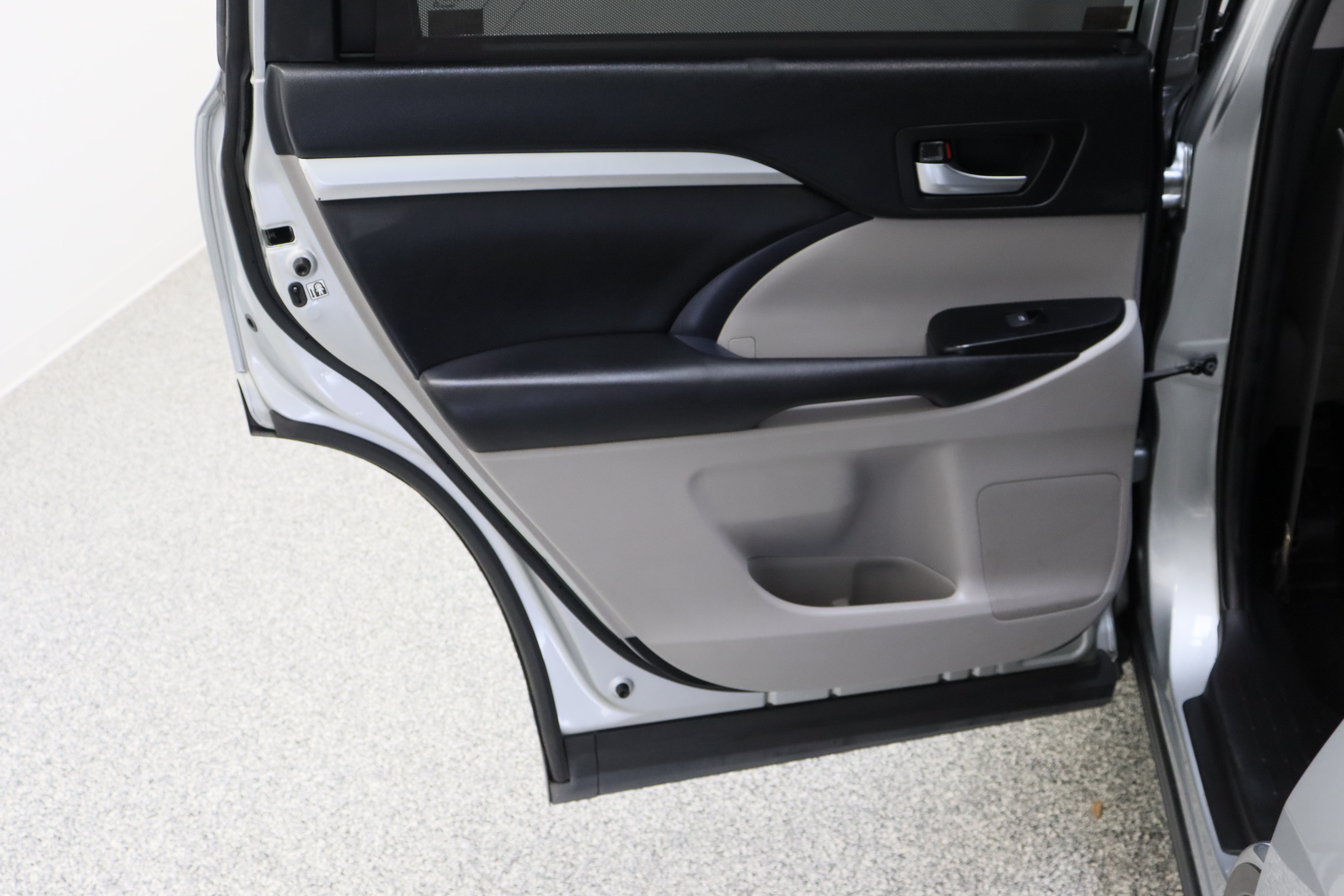 Used 2019 Toyota Highlander XLE FWD image 29