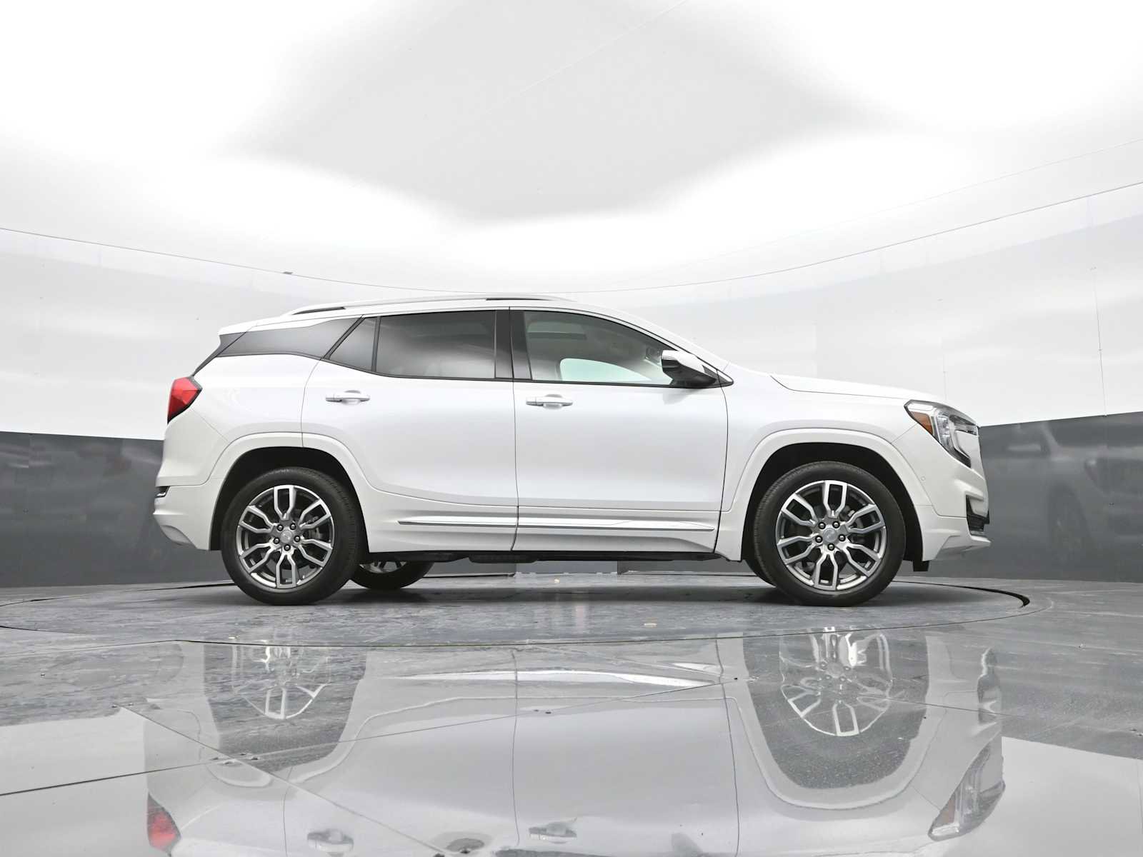 Used 2024 GMC Terrain Denali w/ Denali Premium Package image 45