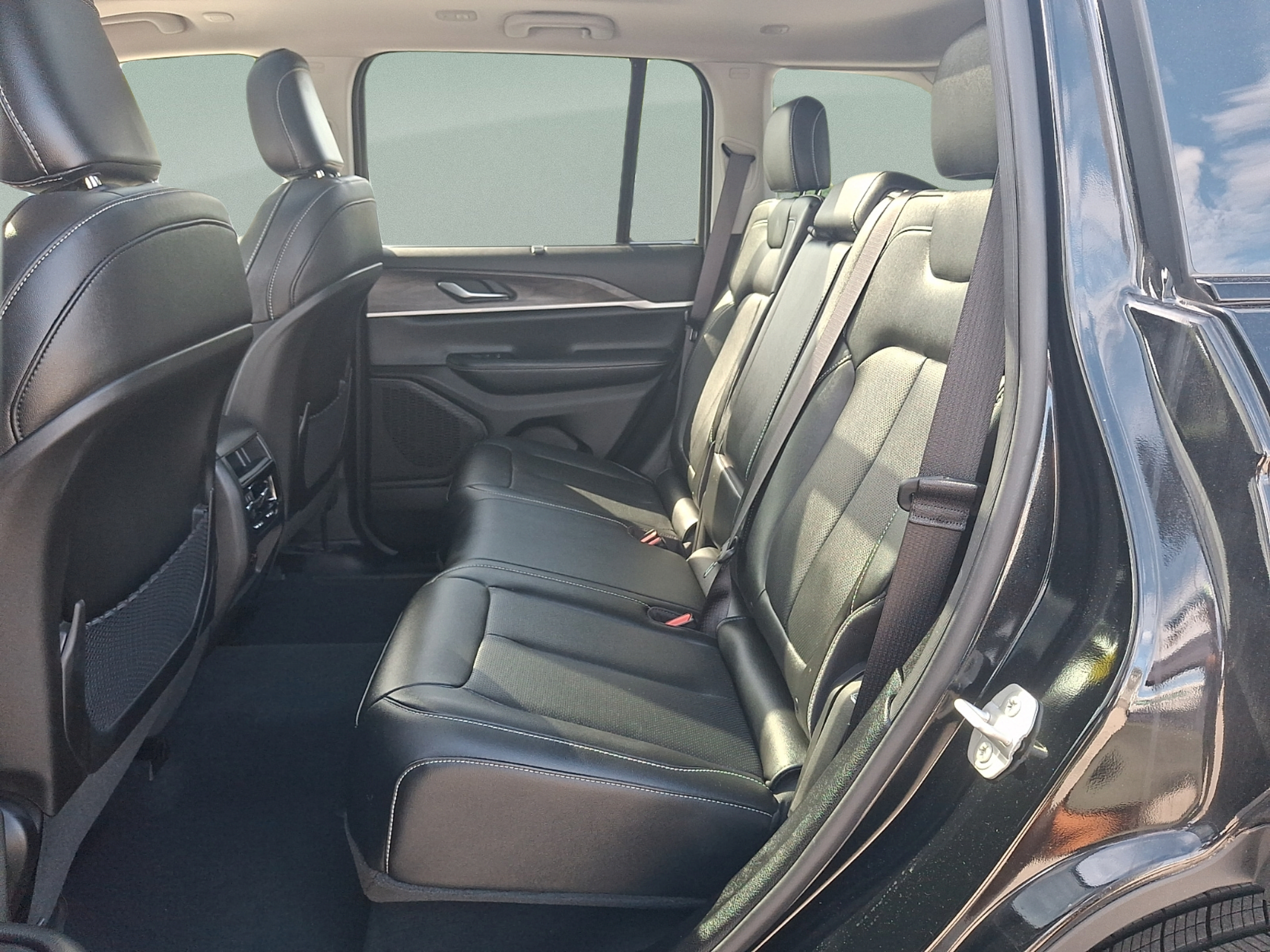 Used 2023 Jeep Grand Cherokee Limited w/ Luxury Tech Group II AWD/4WD image 8