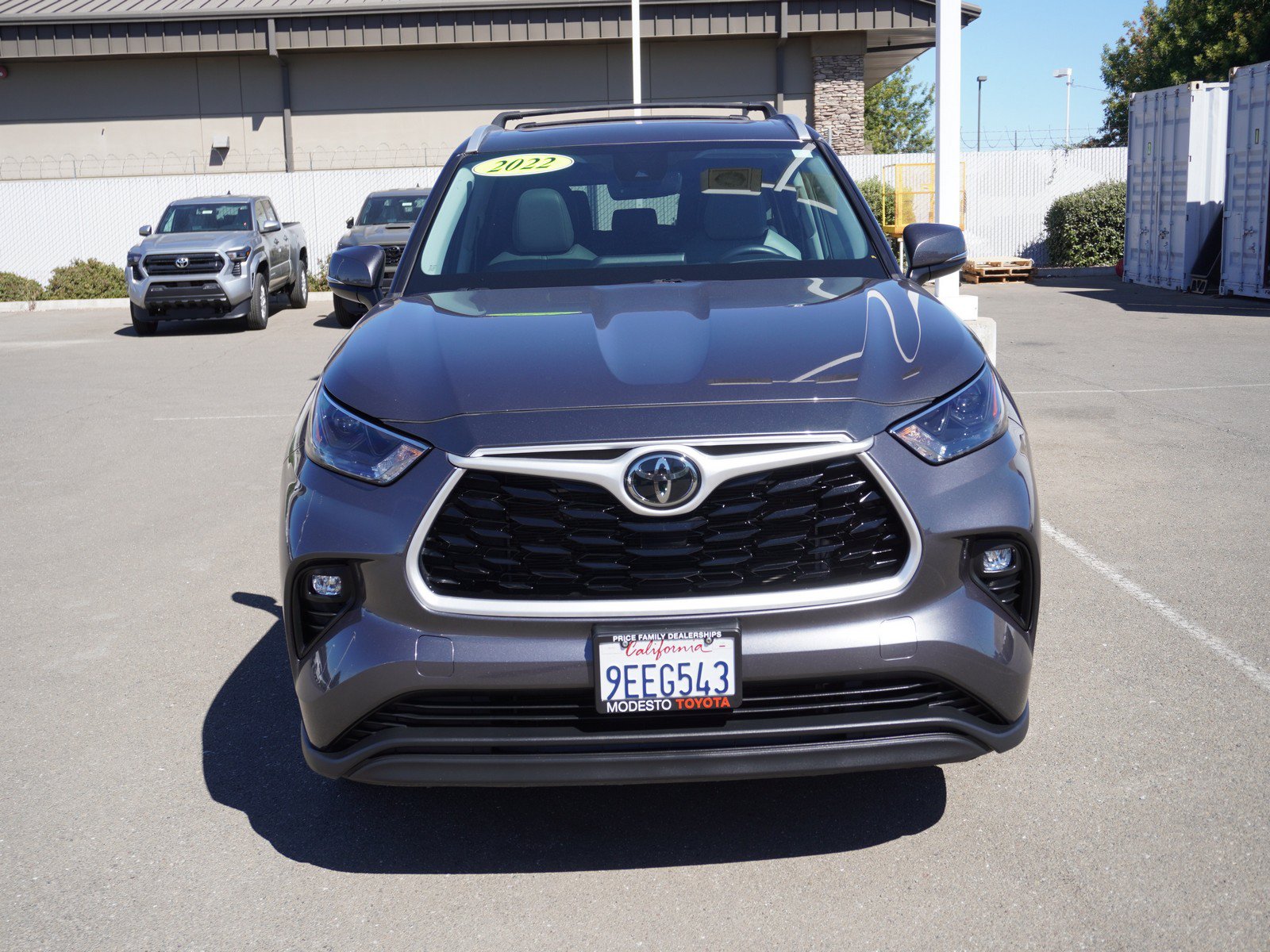 Used 2022 Toyota Highlander XLE AWD/4WD image 4