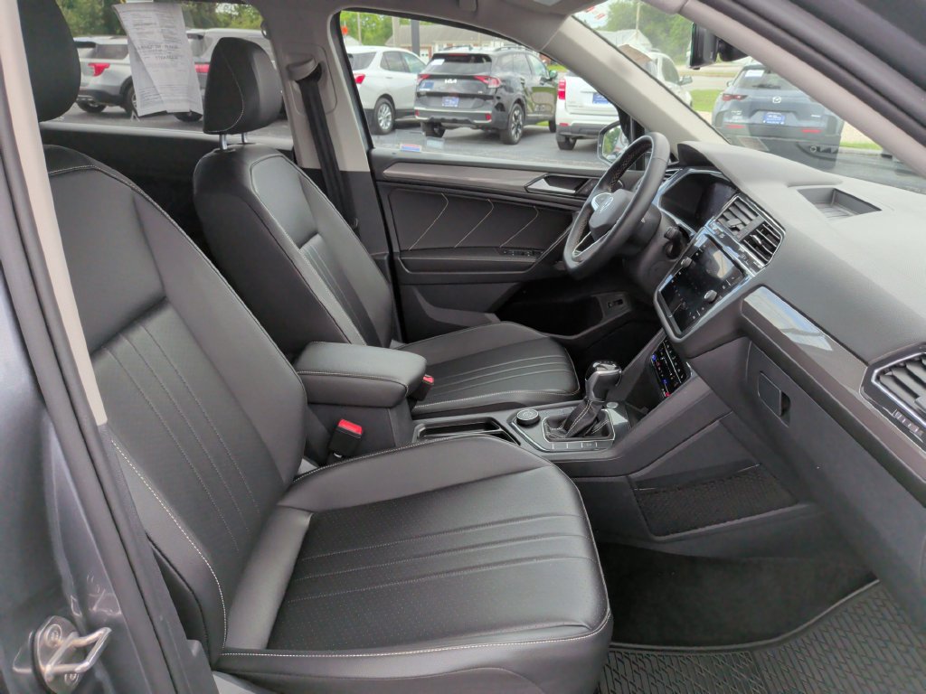 Used 2022 Volkswagen Tiguan SE AWD/4WD image 16