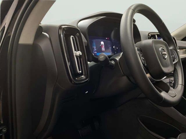 Used 2025 Volvo XC40 B5 Plus image 29