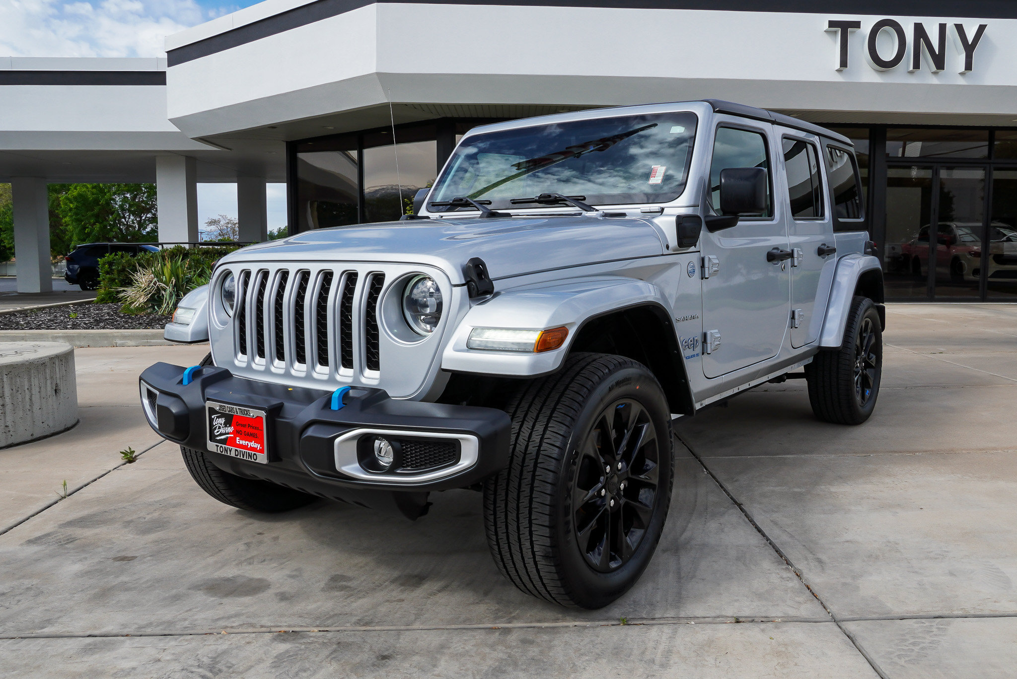 Used 2023 Jeep Wrangler Unlimited Sahara AWD/4WD image 4