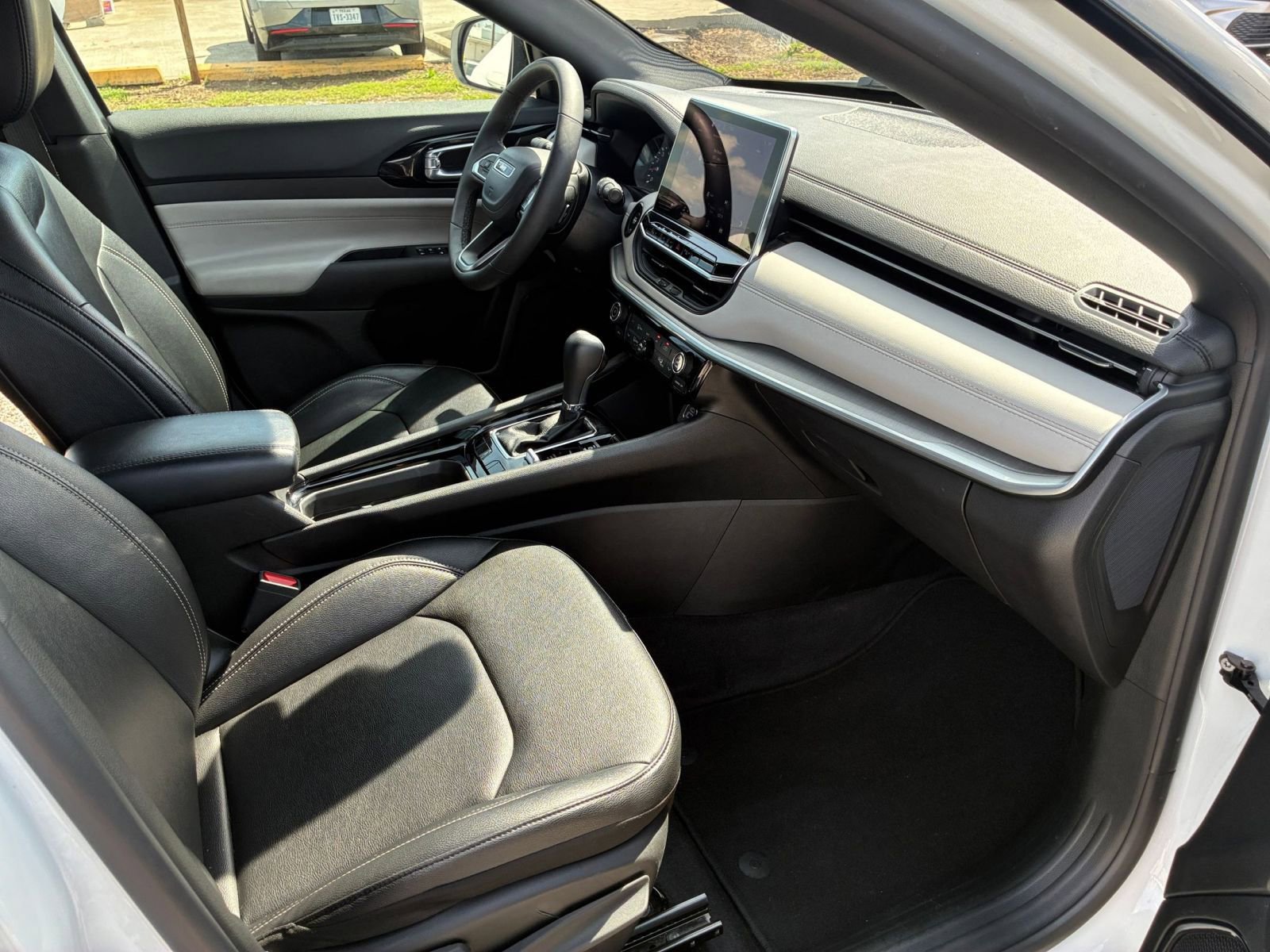 Used 2025 Jeep Compass Limited image 34