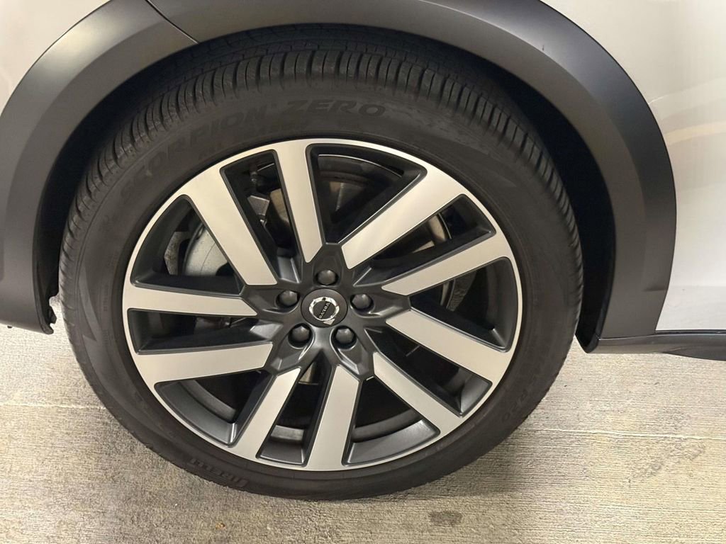 Used 2025 Volvo V90 B6 Cross Country Plus image 5