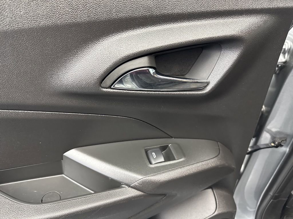 Used 2025 Chevrolet Trax LT w/ LT Convenience Package FWD image 36