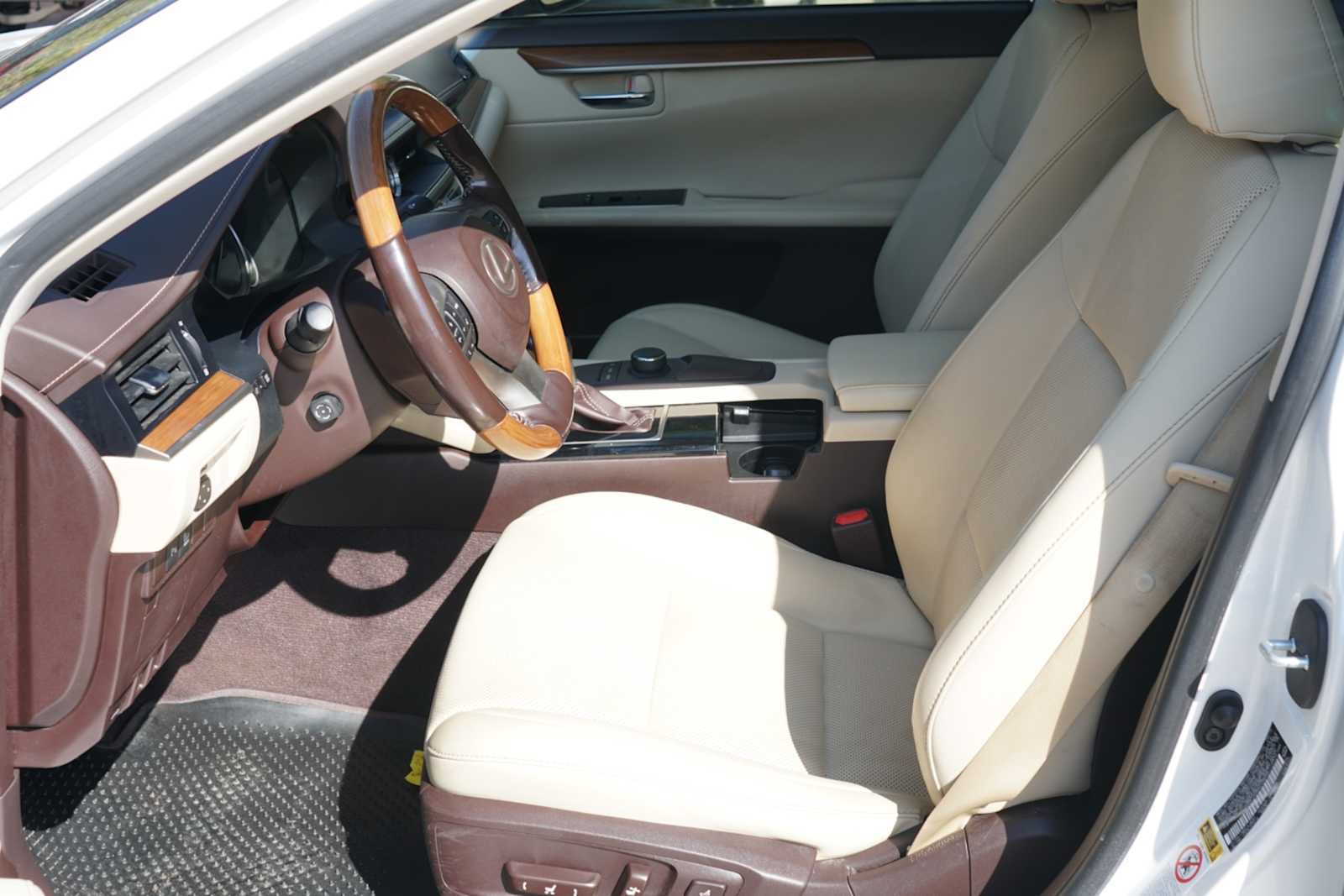 Used 2016 Lexus ES 300h w/ Premium Package w/Wood Trim FWD image 8