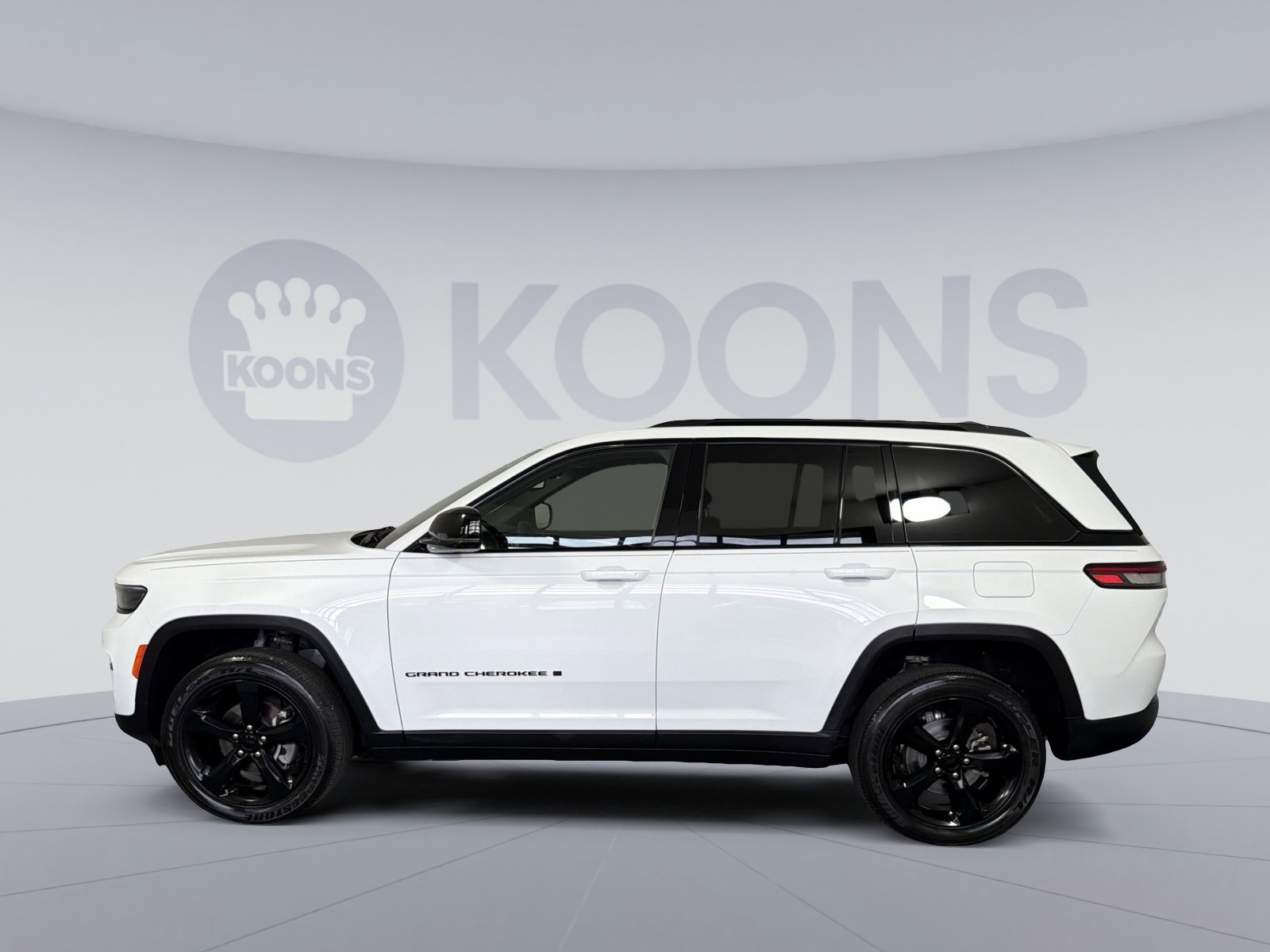 Used 2023 Jeep Grand Cherokee Altitude image 2